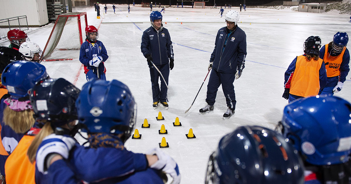 Kvinna med texten coach på ryggen
