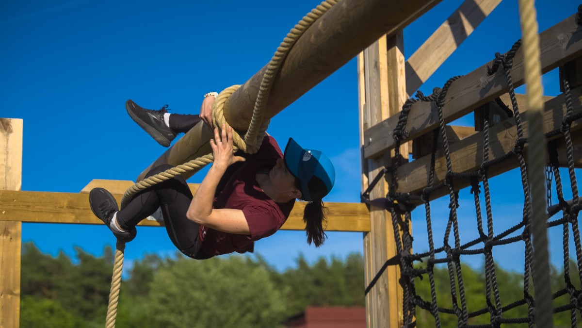 Kvinna med texten coach på ryggen