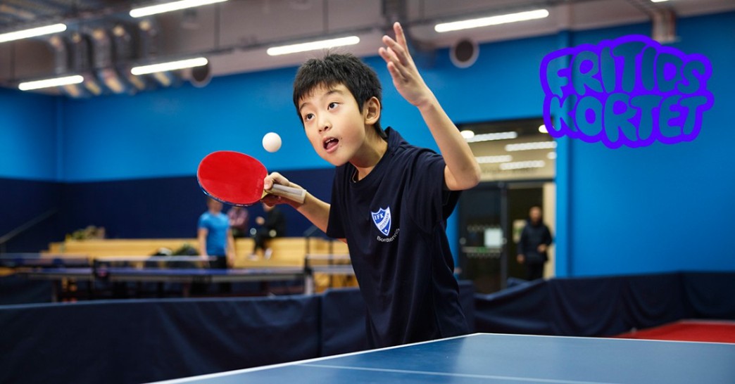 En pojke spelar bordtennis