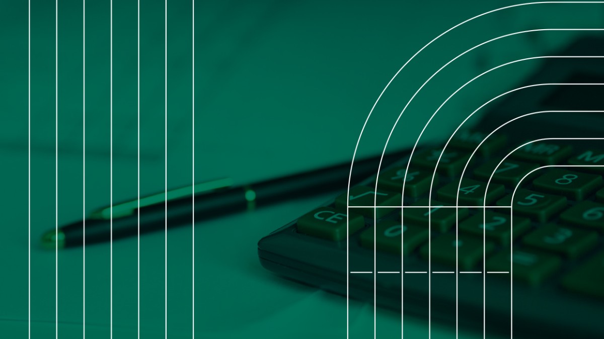 En gröntonad bild på en miniräknare och en penna samt med grafiska linjer i vitt.