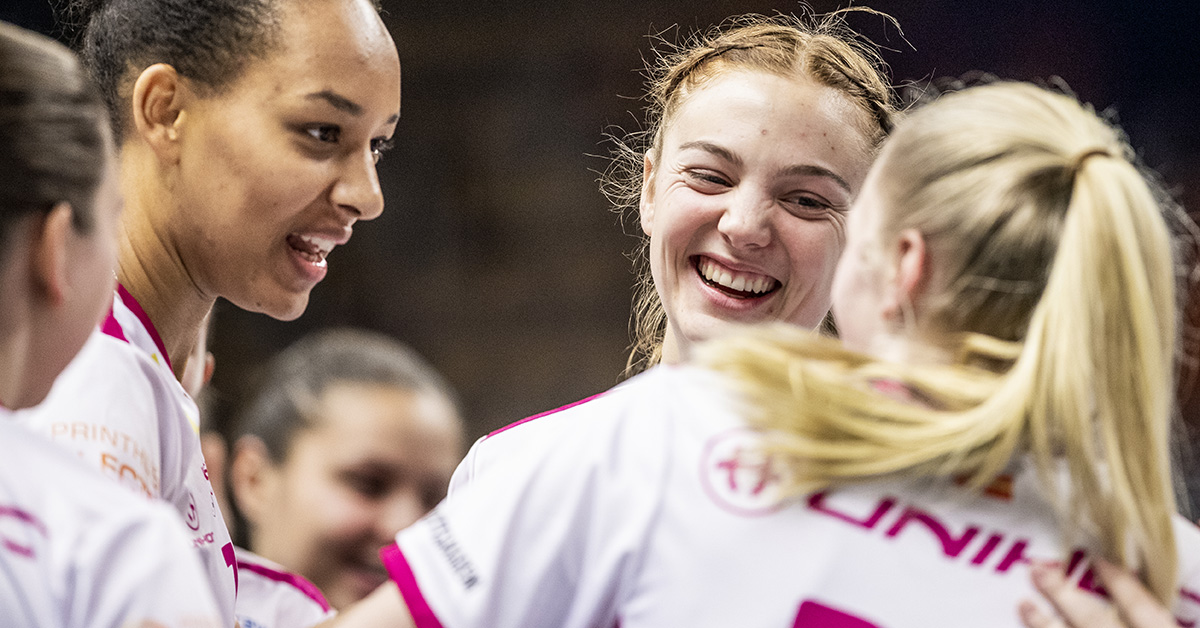 Kvinna med texten coach på ryggen